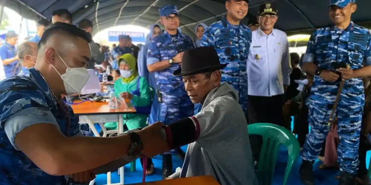 TNI AU Salurkan Sembako dan Gelar Pemeriksaan Kesehatan Gratis di Pasirlangu Bandung Barat