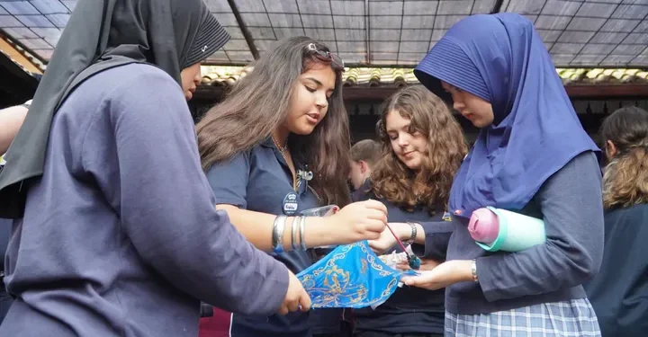 Siswa Bellarine Secondary College Australia Antusias Belajar Membatik di DHIS Lembang Sebanyak 28 siswa dari Bellarine Secondary College Australia, berkunjung ke SMA Darul Hikam Internasional (DHIS Secondary) Lembang.