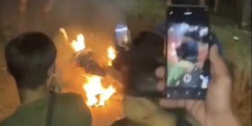 Warga Bakar Motor Begal yang Beraksi di Bandung Barat, Pelaku Babak Belur Diamuk Massa