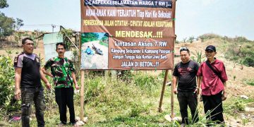 Warga Bandung Barat Protes Jalan Rusak: Seumur Hidup Saya, Belum Tersentuh Perbaikan